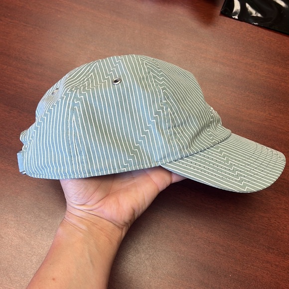 New RVCA hat - Picture 3 of 8